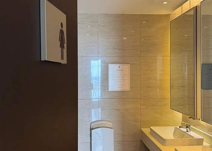 Quiet With Fast Wifi, Own Balcony, Pool And Gym Apartment