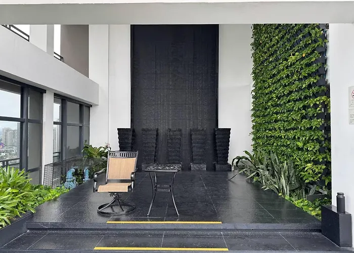 Quiet With Fast Wifi, Own Balcony, Pool And Gym Apartment *